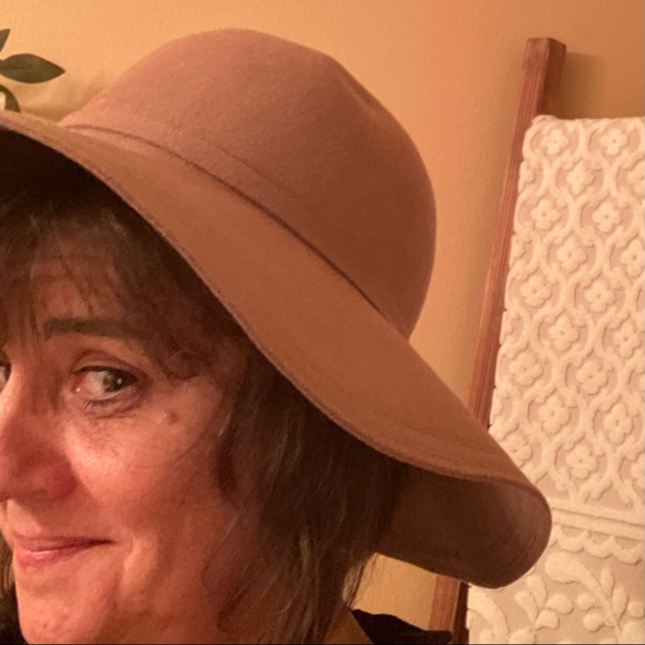 Betmar New York 100% Wool Tan Round Large Rim Cowgirl Hat w/Soft Top & Tie Band - Picture 6 of 15